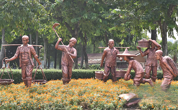 銅雕人物，為步行街注入“人情味”