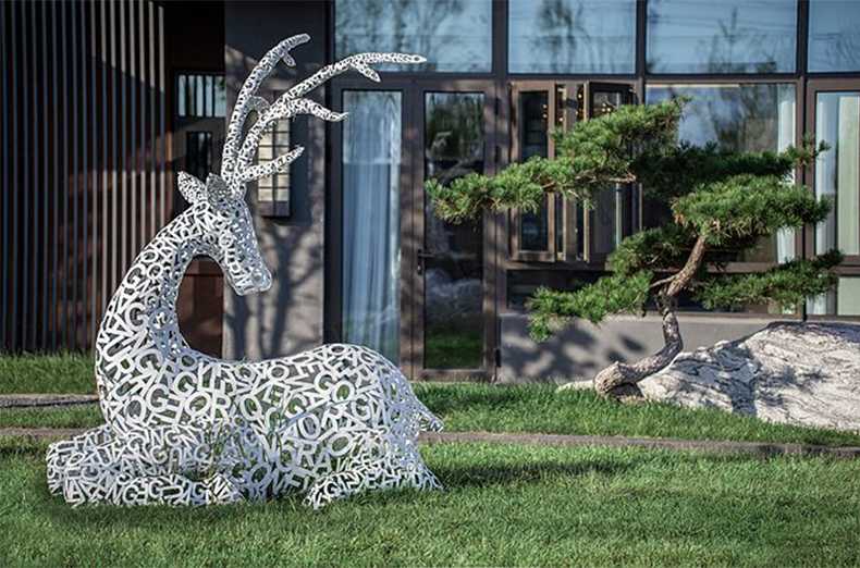 不銹鋼鹿,不銹鋼鏤空鹿,鏤空鹿景觀擺件,鏤空鹿雕塑,河北不銹鋼鹿廠家.jpg