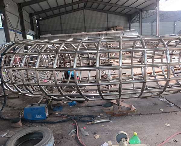 我們和不銹鋼雕塑廠家怎樣進行雕塑的溝通制作呢？